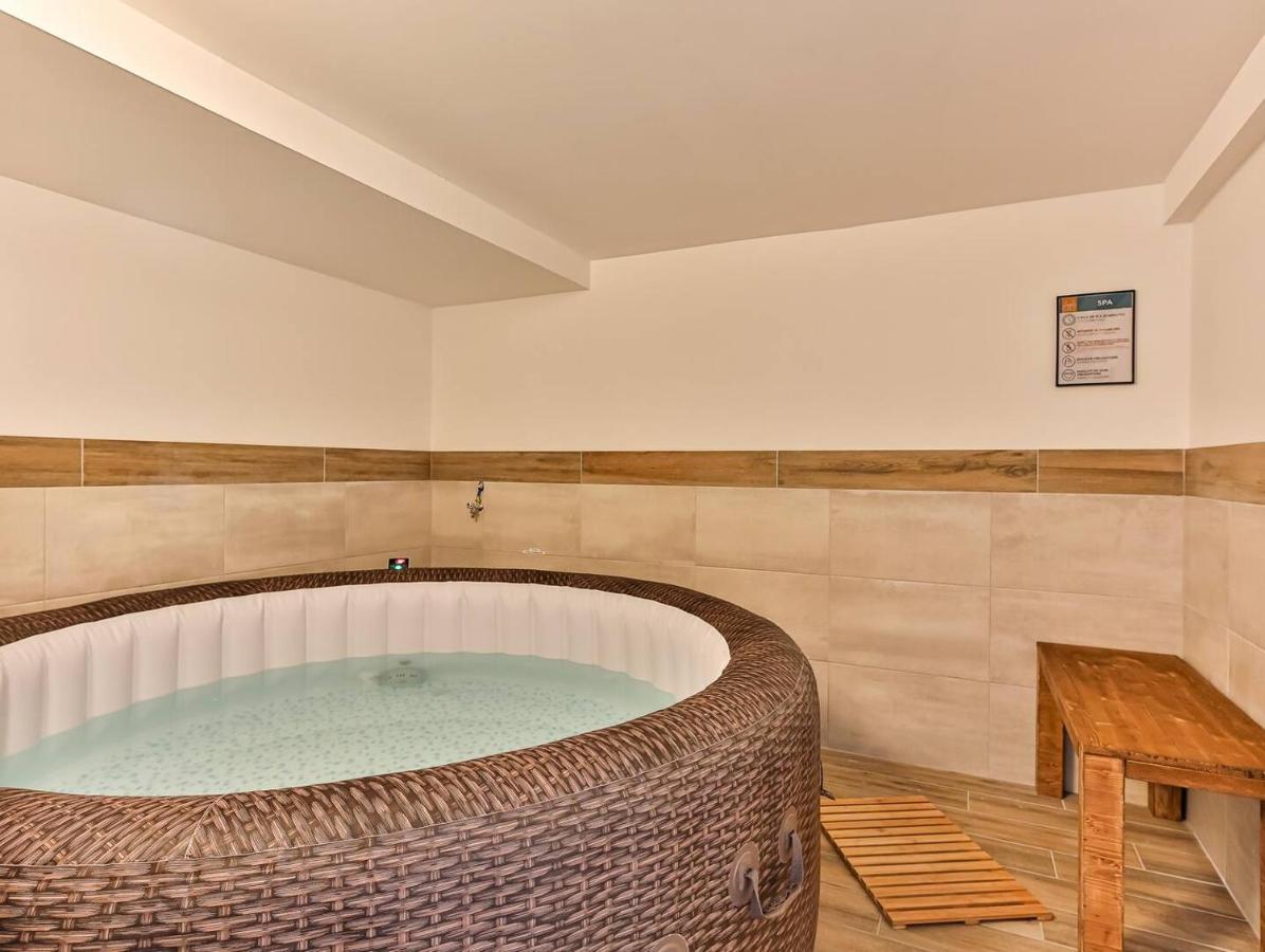Maison Familiale La Belle Vie Jacuzzi/Sauna サン・ジル・クロワ・ド・ヴィ エクステリア 写真