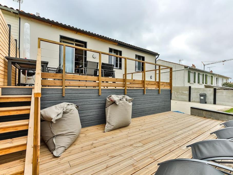 Maison Familiale La Belle Vie Jacuzzi/Sauna サン・ジル・クロワ・ド・ヴィ エクステリア 写真